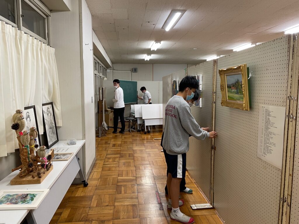 同窓生の作品展示準備